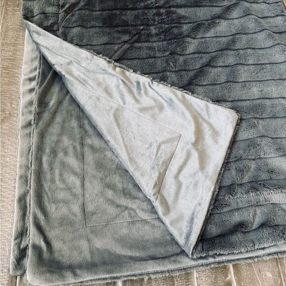 Soft Gray Faux Fur Velvet Luxury Throw Blanket - Picture 2 of 3